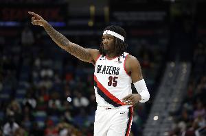 不愧是队内第二中锋！罗威攻防不错 拿到8分11板2助3帽