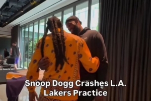 Snoop Dogg今日造访湖人训练馆 拥抱詹姆斯&采访东契奇