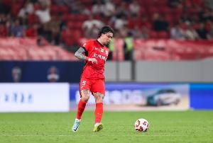 冠军圣体🏆36岁老将张琳芃获第11座中超冠军！生涯20冠！