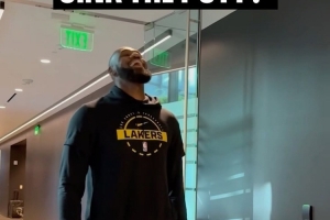 湖人众将训练馆内打室内高尔夫 詹姆斯做出经典庆祝动作