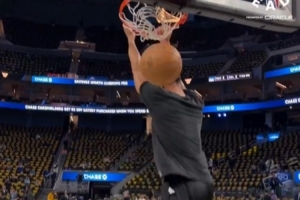 金州拉文上线！库里赛前训练上演自抛自接转身背扣