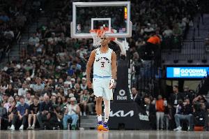 🫡保罗生涯至今已出战1364场常规赛 NBA历史无冠球员中最多