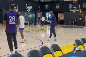 记者晒詹姆斯加练三分：他弹无虚发