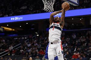 平地起惊雷！奇才边线发球 惠特摩尔垂直上升双手空接炸扣