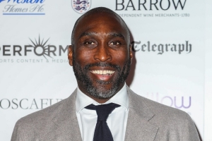 坎贝尔谈被热刺球迷攻击：到现在都没人道歉，这跟菲戈的遭遇很像