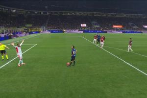 玩心理战！迈尼昂故意站位偏左引诱恰20，出其不意扑向右侧