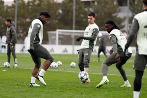 皇马官方：马斯坦托诺参加部分合练，阿拉巴进行室内训练