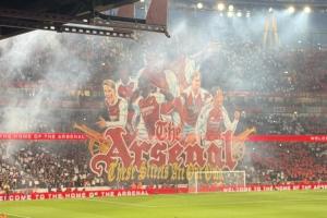 颇具排面！阿森纳展示巨型tifo：这条街属于我们