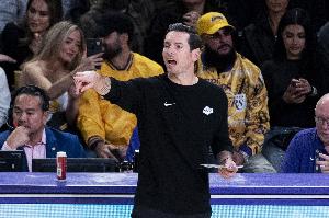 一口气差点没顶住！最后4分41秒湖人领先13分 最后惊险2分取胜