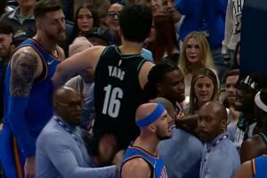 👀吕佩尔拉拽米切尔吃一级恶意 双方小冲突 杨瀚森劝架拉走哈滕