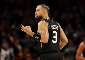 进攻欲望很强！狄龙半场13中5拿到12分2板2断 出手数两队最多