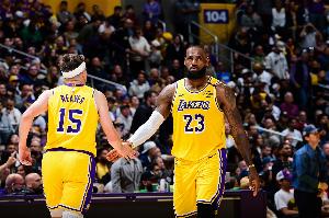 越老越妖！詹姆斯反击击地妙传里夫斯上篮得分