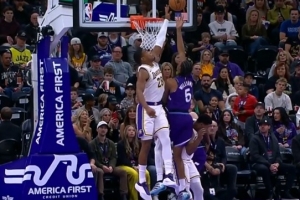 镇守禁区！八村塁篮下大帽科迪·威廉姆斯