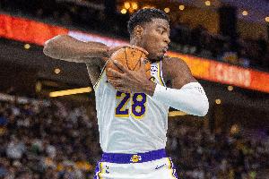 下半场没啥戏份！八村塁8中4&三分4中2拿13分6板 上半场10分