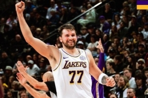 33+11+8带队四连胜！湖人发布赢球海报：封面为东契奇庆祝瞬间