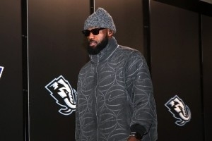 客战盐湖城！湖人官推晒赛前入场照：舒适&温暖