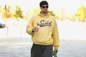 做客俄城！开拓者型男上街LOOK 杨瀚森小粉包搭配灰色运动风