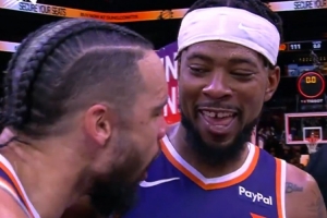 狼性十足！古德温赛后接受采访 狄龙上前对着话筒学了四声狗叫