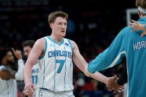 炸裂表现！克尼佩尔弧顶晃飞防守打成3+1带队反超 本场第7记三分