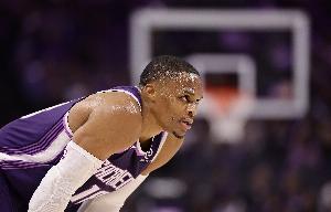 战术忘了？德罗赞跳起传球给到无人区 本在底角的威少内切了