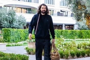 秋游即视感！火箭众将穿搭秀 背景酒店花园绿意盎然