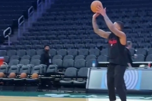 故地重游！利拉德在雄鹿主场三分训练 依旧稳健弹无虚发