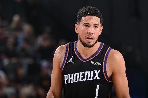 继续开炮！布克手感火热 弧顶抬手三分再度穿针