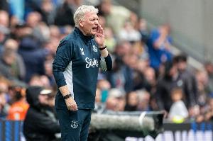 莫耶斯：因要防守而对球迷感到遗憾 球员10人应战的表现难以置信