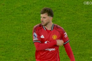 曼联半场调整：芒特登场，马兹拉维被换下