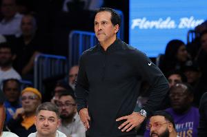 一波攻势！热火突然打出一波15-3逼停独行侠