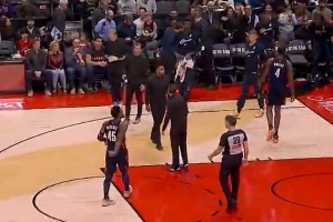 很不满！莺歌无人看管追身大空位三分 阿特金森开场1分多钟喊暂停