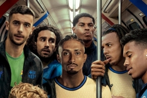 巴萨客战切尔西海报：两队球员乘坐伦敦地铁，拉什福德、库库出镜