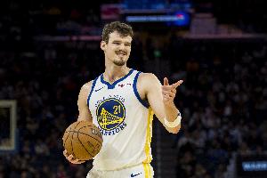 师从追梦？波斯特被努尔基奇一肘扫到 后躺倒地后摊手要进攻犯规