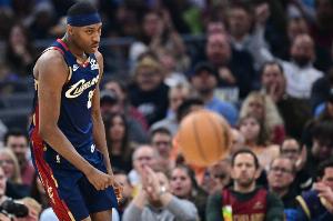 真有谱！骑士双向汤姆林面对防守球员 快速出手干拔三分压哨命中