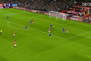 往哪瞄呢...姆伯莫左脚凌空斩，皮球外旋偏出很多