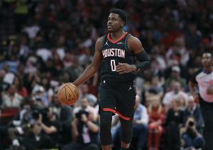 穿针引线！戴维森突破分球 助攻阿隆·霍勒迪三分继续进