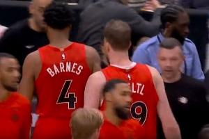 攻不进防不住！珀尔特尔反击扣空篮 骑士下半场不到3分钟再喊停