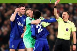 “你脑子没问题吧？”盖耶掌掴基恩吃红牌，基恩指着自己脑袋质问