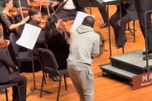 阿奇姆彭转发自己在音乐会的搞怪视频：多么令人惊叹！🤩