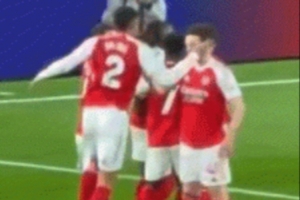 红牌伺候🤣球迷拍到北伦敦德比庆祝时萨利巴“怒扇”赖斯一耳光