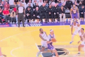 保罗飞身跳贼高保护篮板 小卡单打底线直接干拔中投命中！