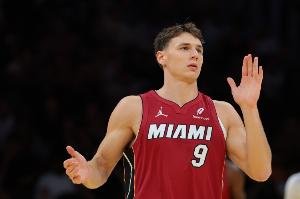 正面对决！科尔·安东尼反击欲暴扣被拉松追防帽下