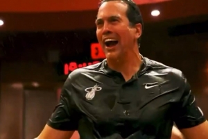 斯波不知道自己执教生涯800胜 赛后被队员们一顿猛浇水庆祝🤣