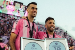 职业生涯圆满结局！布斯克茨、阿尔巴夺冠后获赠纪念奖章