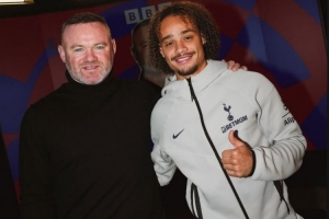 哈维·西蒙斯接受鲁尼专访，社媒晒合照：很荣幸见到你