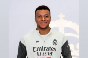 姆巴佩晒领取月最佳奖杯照片：非常感谢大家，对阵阿拉维斯加油！