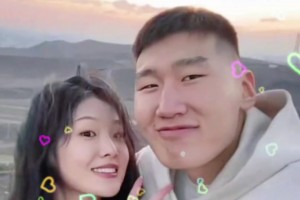 小鸟依人啊！新疆球员李炎哲和女友外出的旅行照~