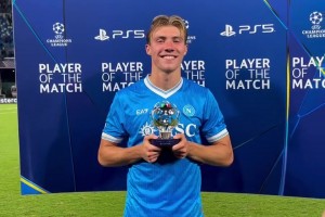 曼联出品必属精品！霍伊伦当选全场领取奖杯🐮