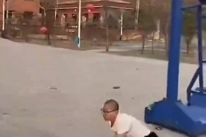 不会扣就别扣了！这样摔一下会痛死吧？😳