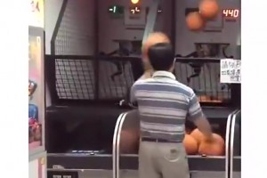 卧槽，这是开挂？大爷：投篮不是有手不就行了嘛？😂